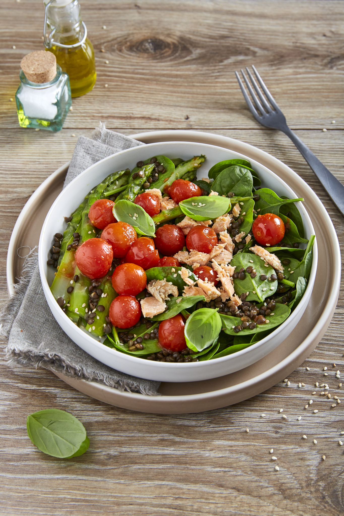 Salad with salmon, cherry tomato, black lentils and asparagus | Mutti Recipe