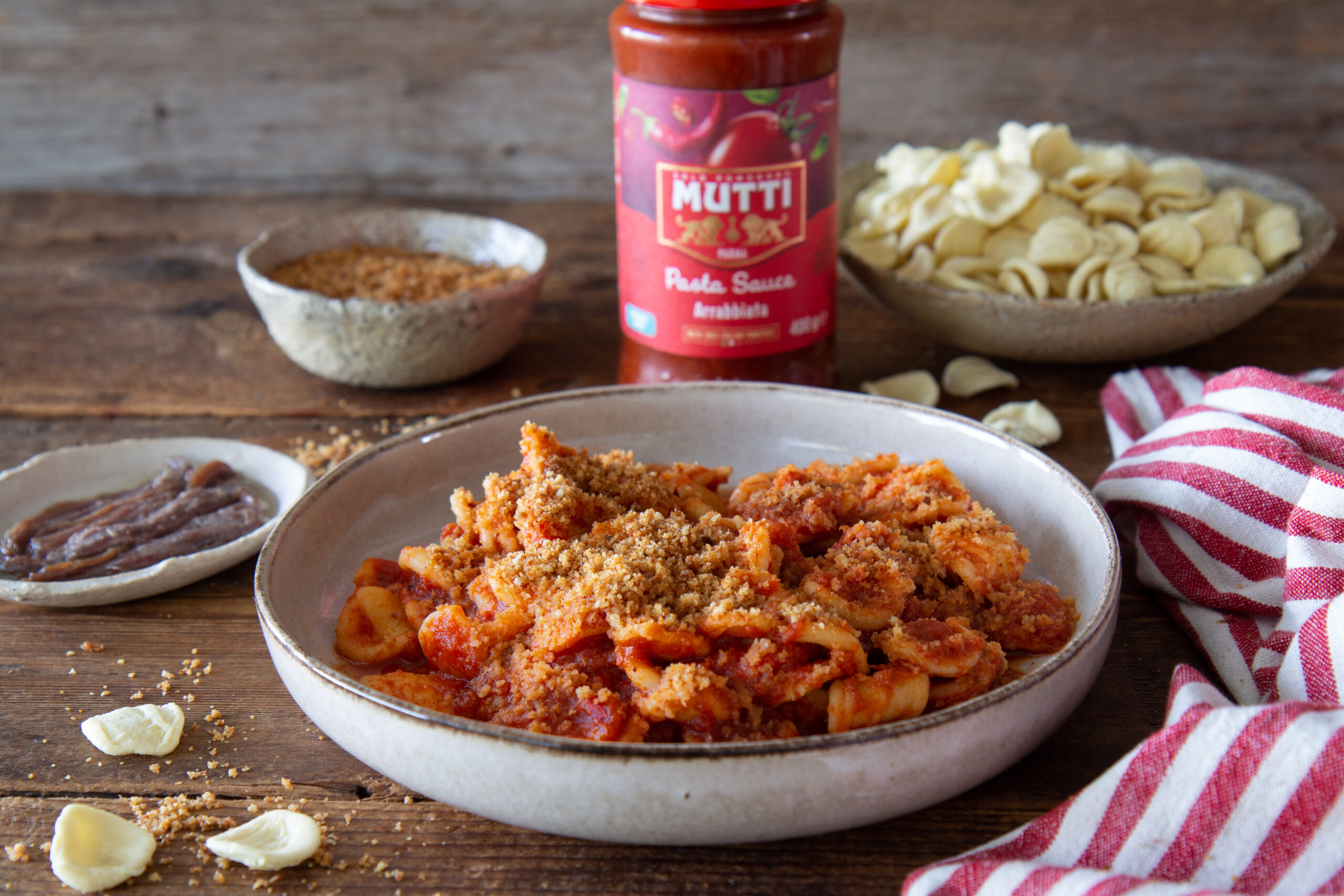 Orecchiette al sugo piccante, alici e pangrattato croccante
