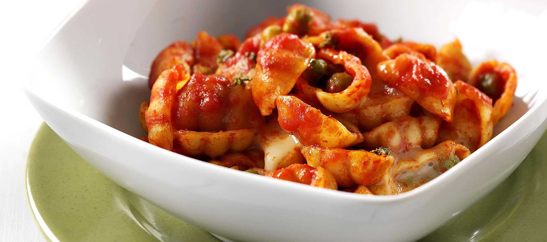 Gnocchi med taleggio, ærter og tomatpuré