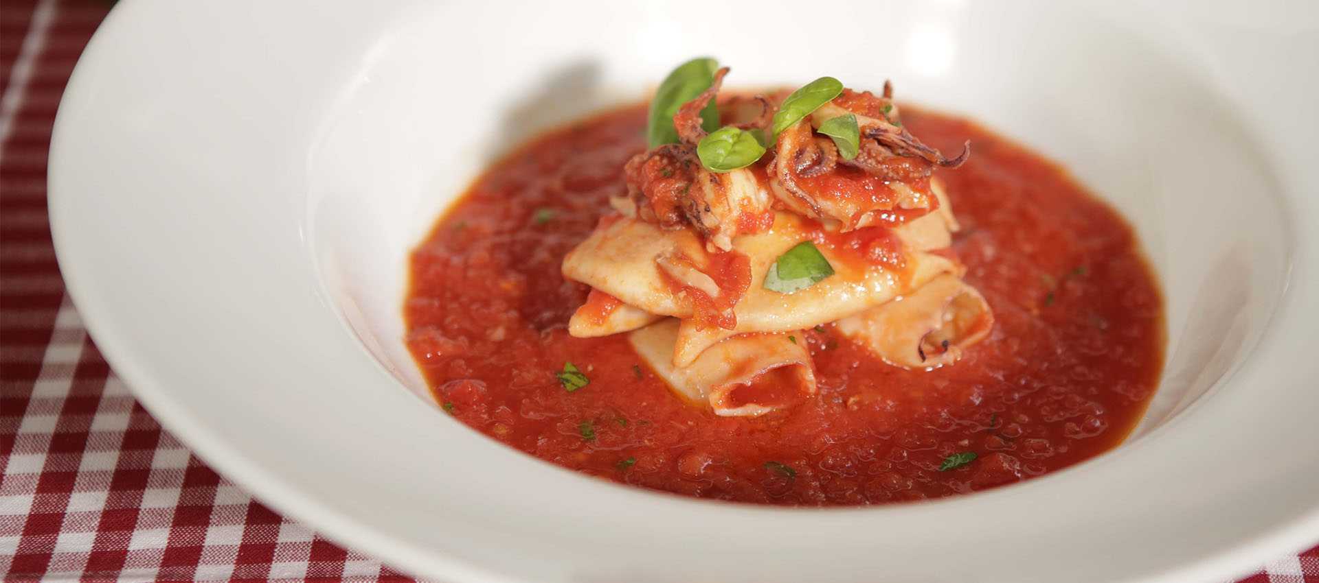 Blæksprutte med tomatsauce