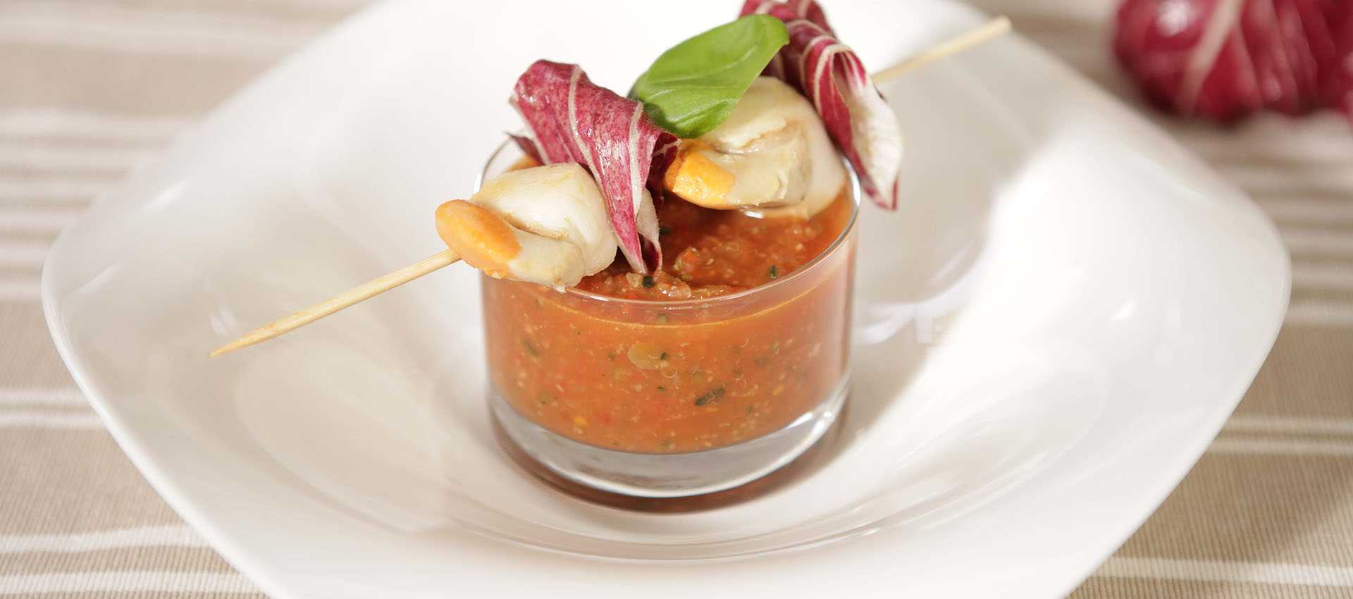 Sommersuppe med kammuslinger og tomat