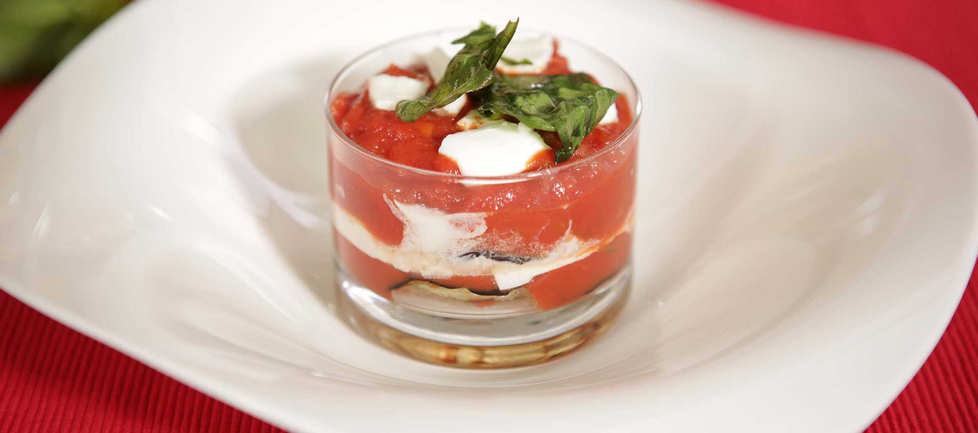 Portionsanretning med parmesanost og tomat