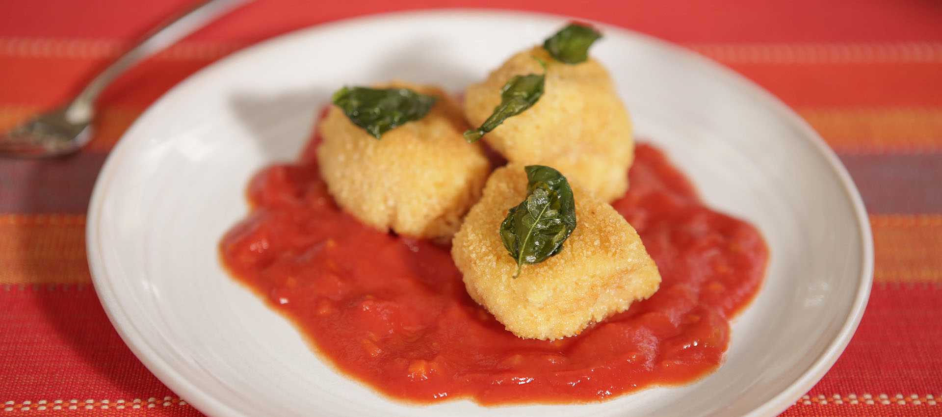 Kyllingeterninger a la milanese med tomat