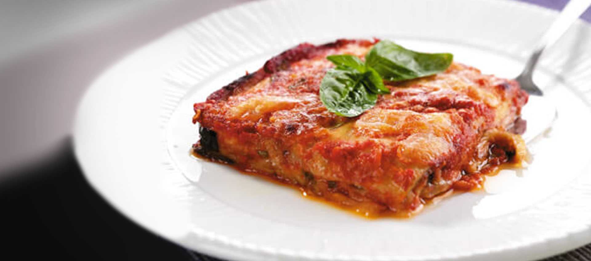 Parmigiana di melanzane med tomat