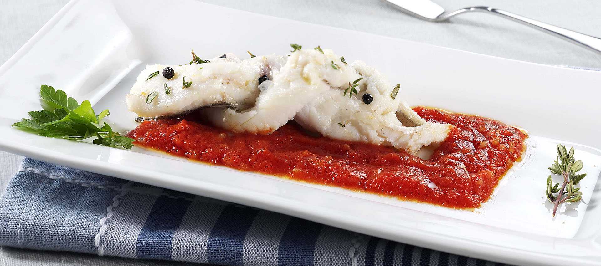 Havbars med tomatpuré og timian