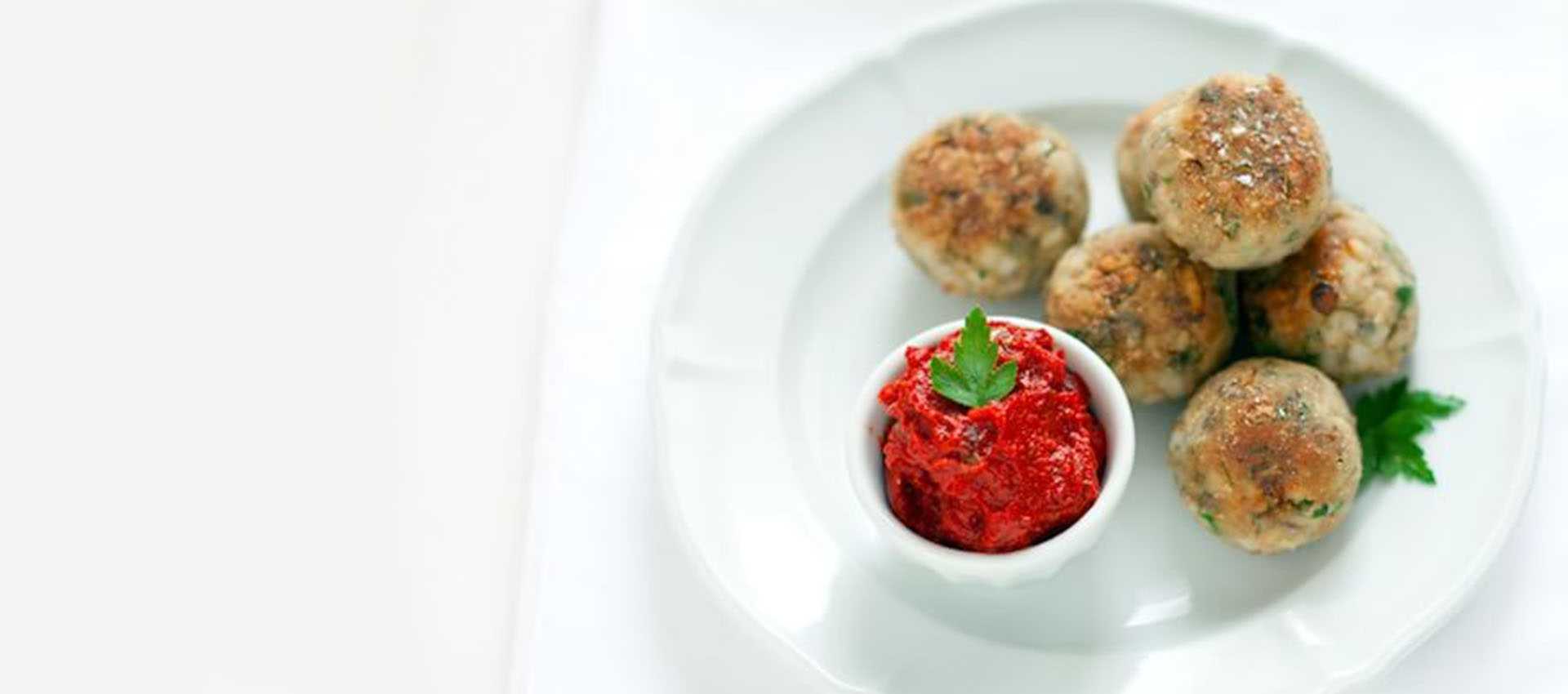 Ansjosboller med tomatdip af tomatpuré