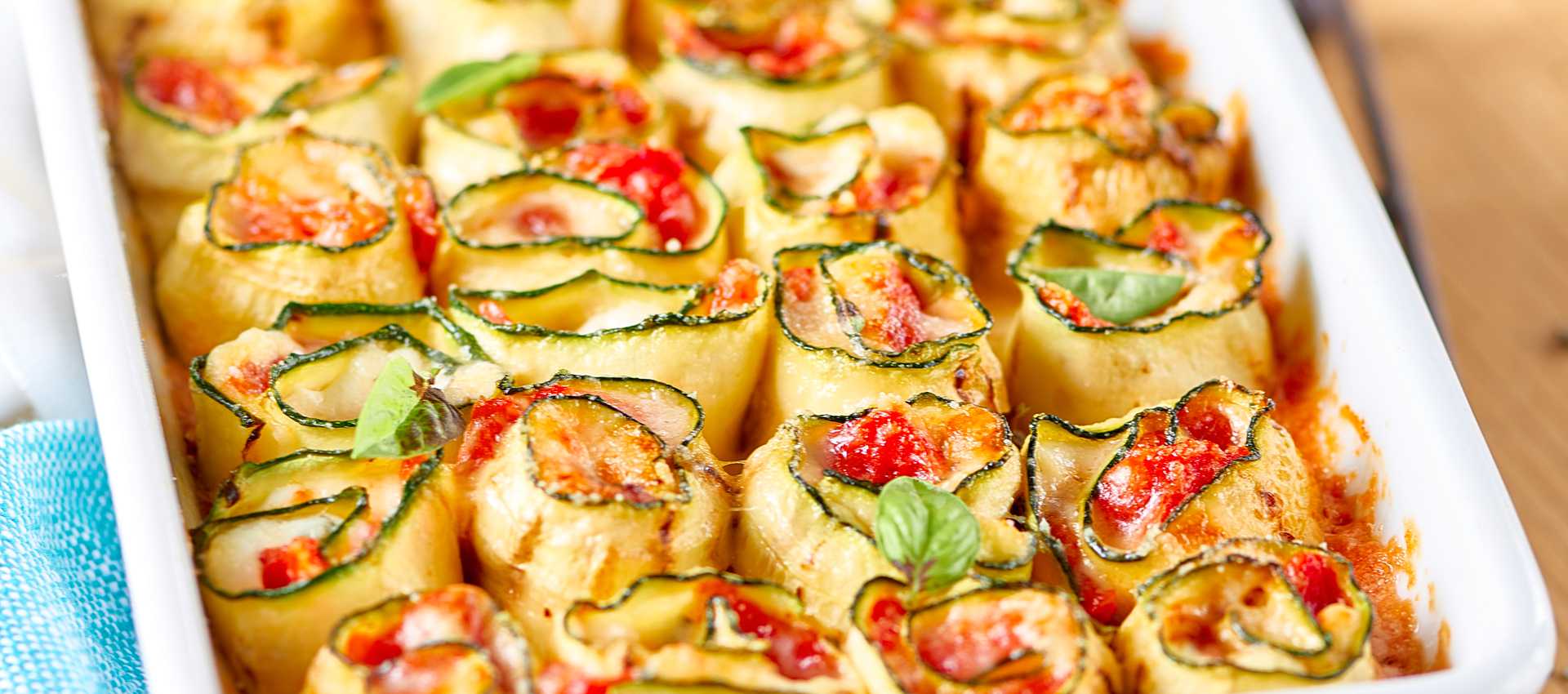 Squashruller med cremefyld og tomater