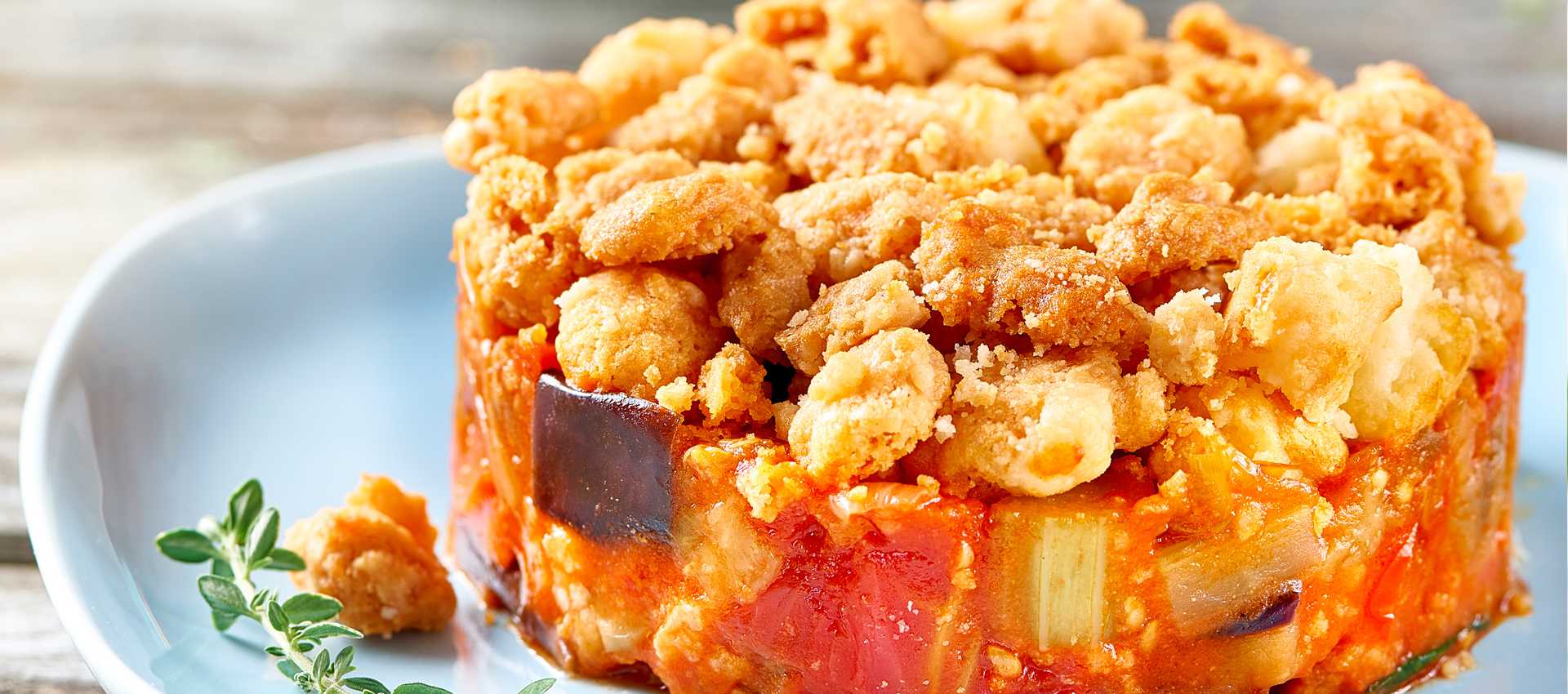 Grøn crumble med grøntsager og tomater