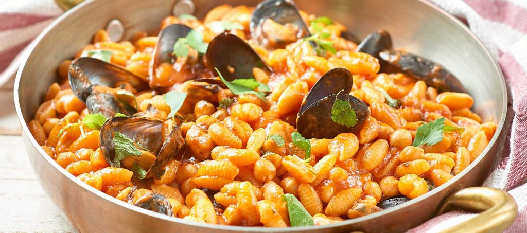 Gnocchetti sardi med blåmuslinger, kikærter, tomat og mynte Gnocchetti sardi med blåmuslinger, kikærter, tomat og mynte