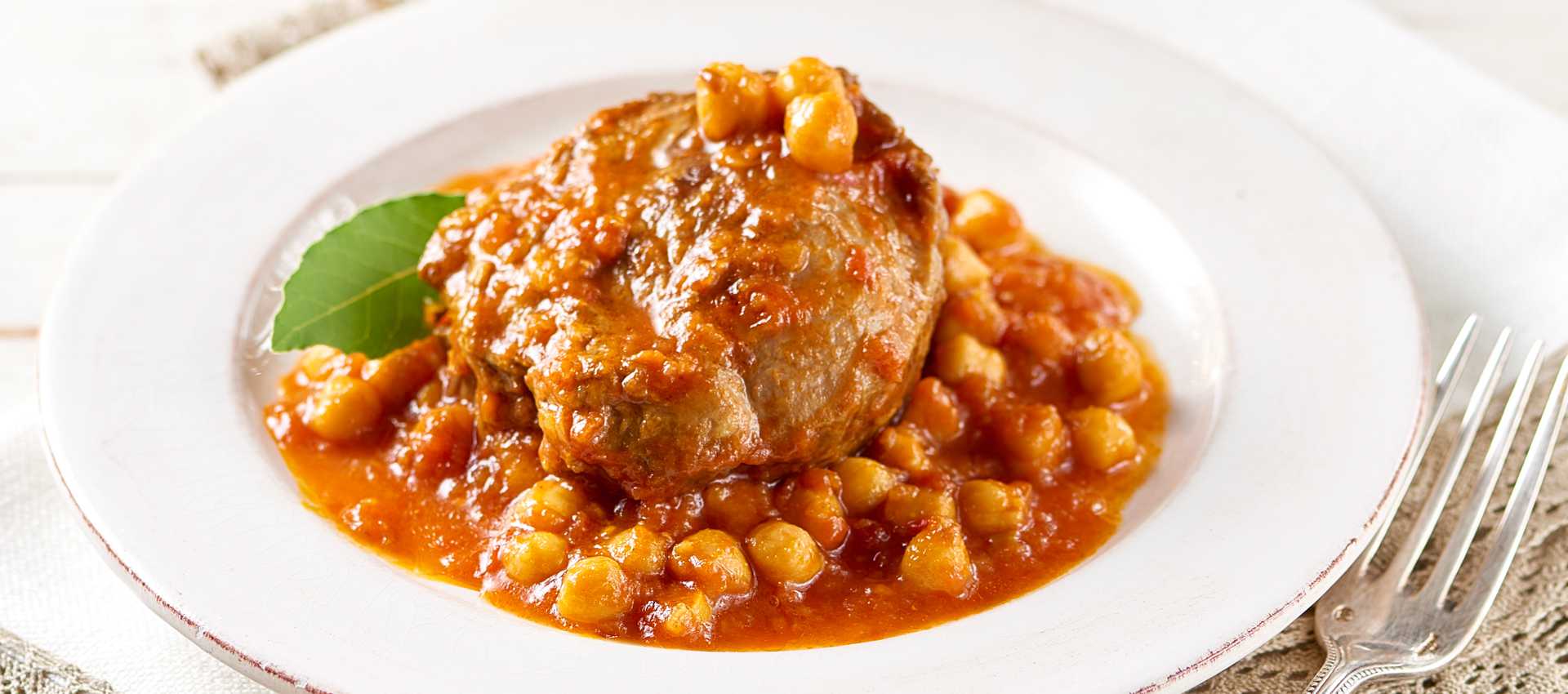 Italiensk svinekæbe med kikærter og tomat