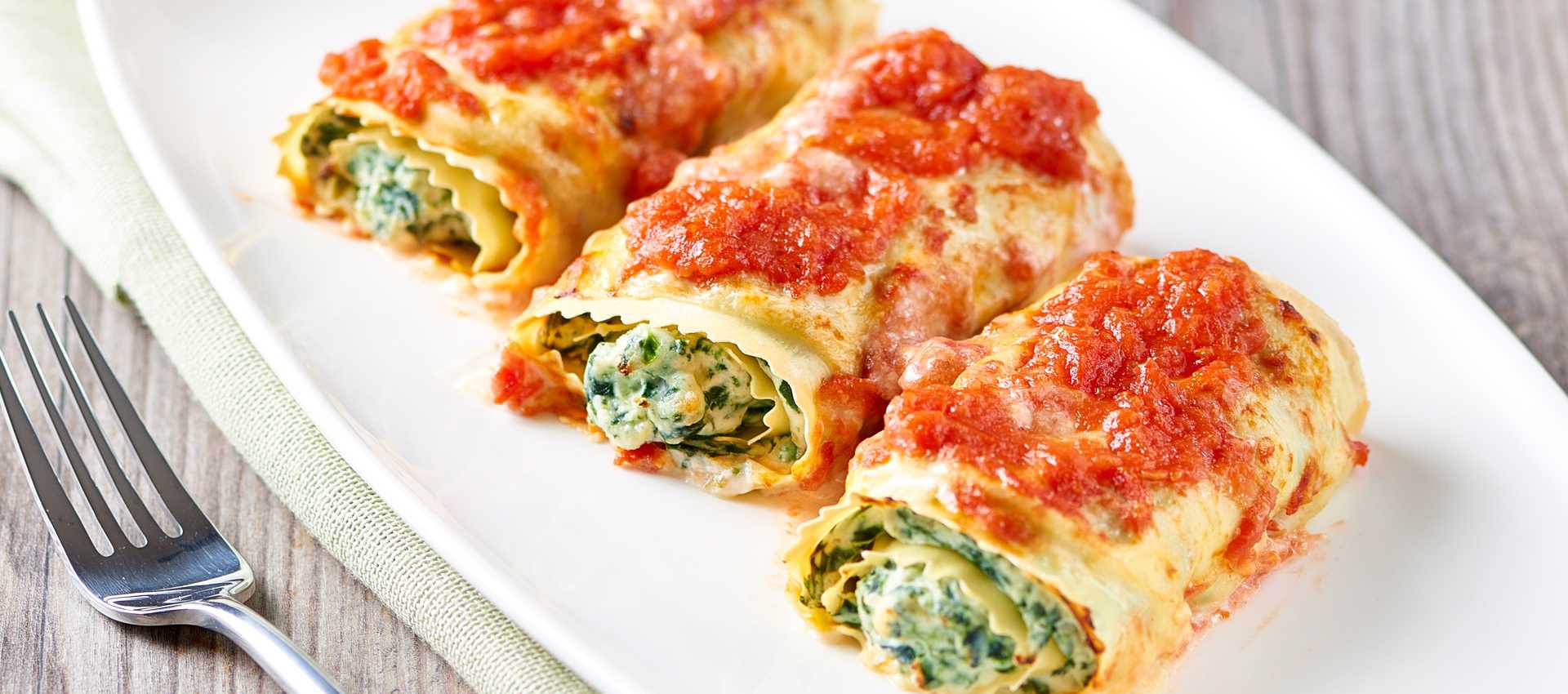 Lasagneruller med ricotta, spinat og tomat