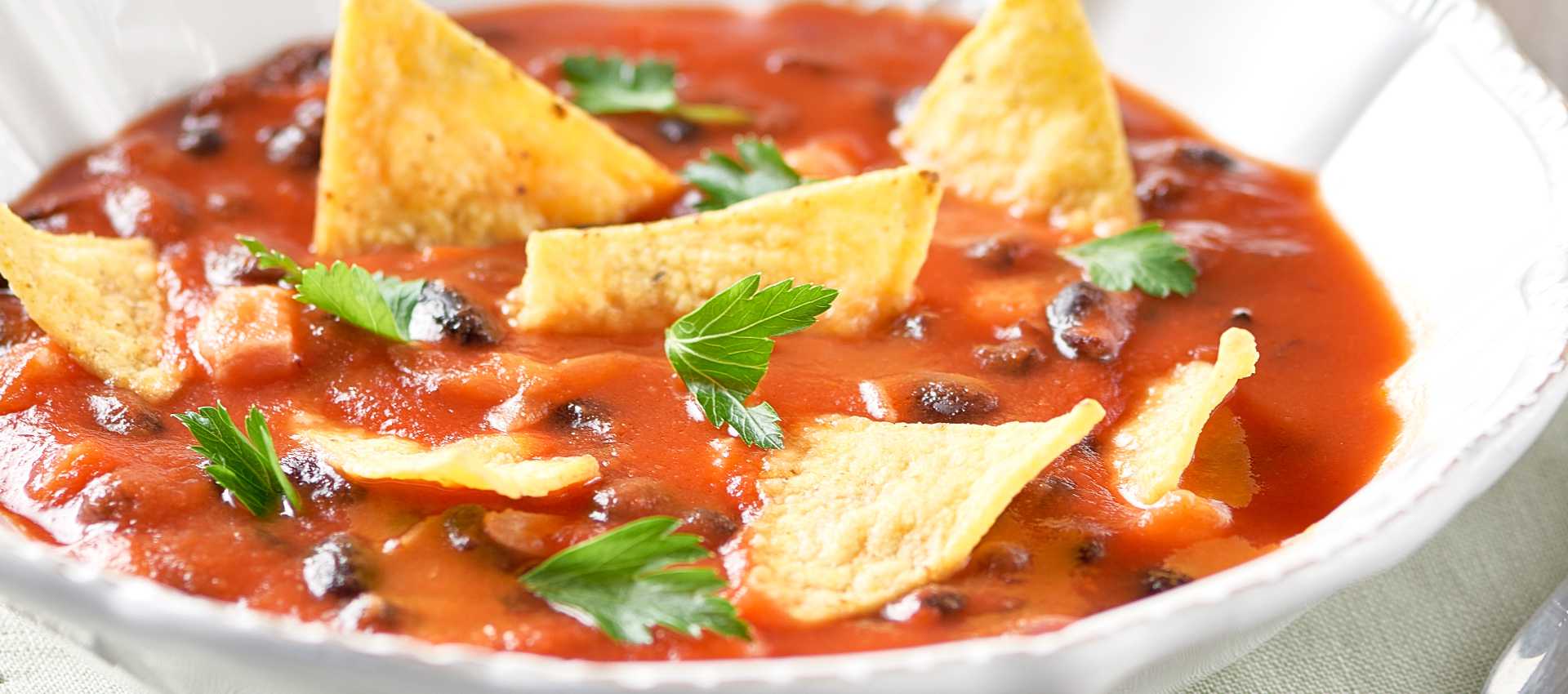 Suppe af sorte bønner med puré og tortillas