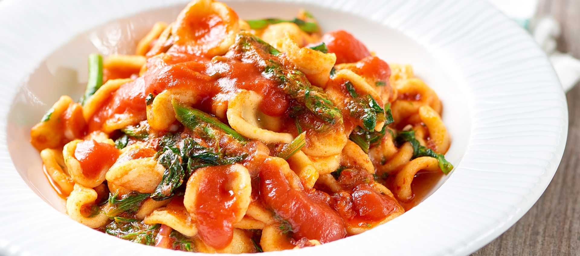 Orecchiette med tomatsauce og majroetoppe