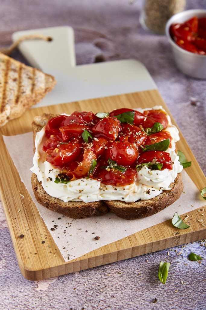 Toast med Mutti cherrytomater og flødeost Toast med Mutti cherrytomater og flødeost