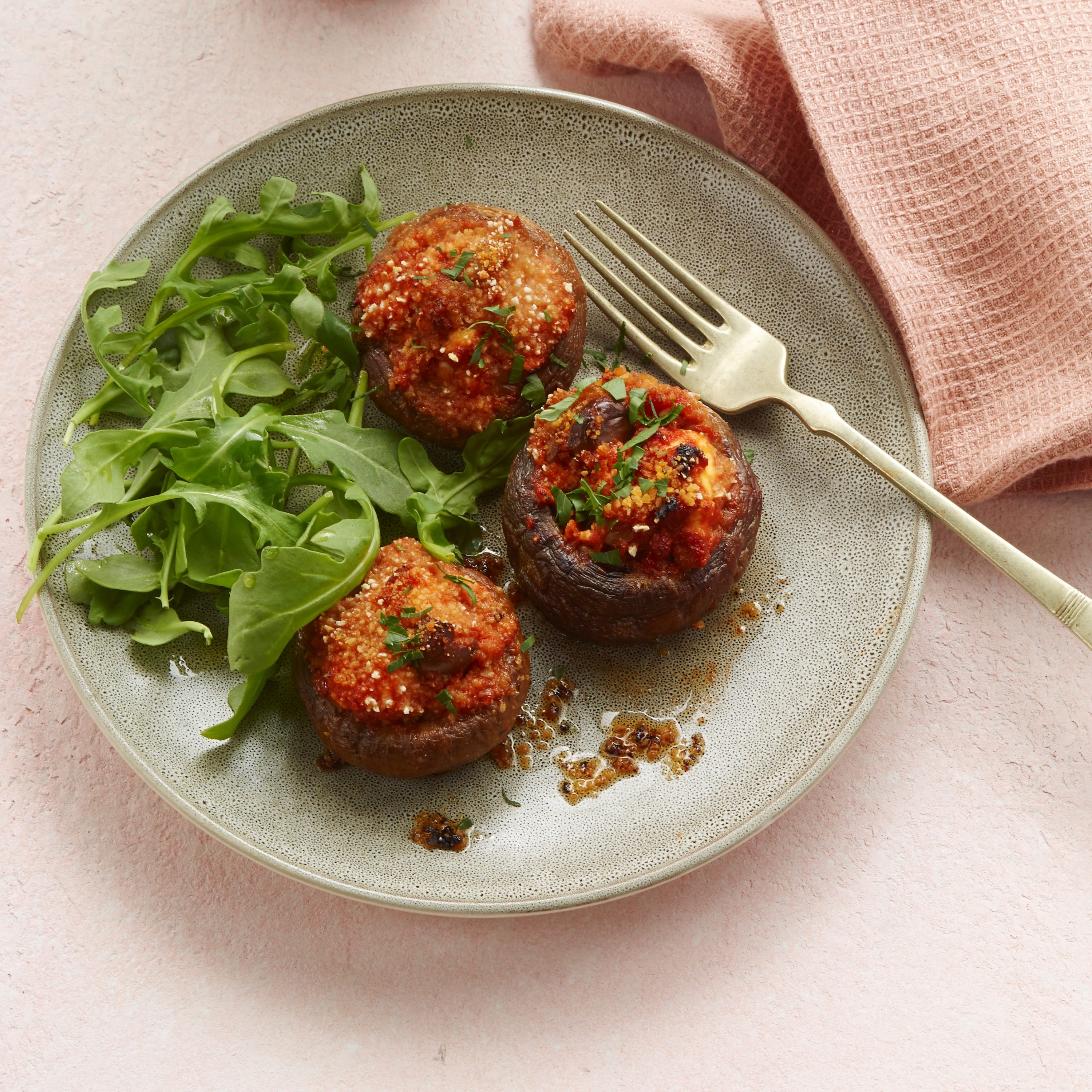 Fyldte portobello med feta og tomatsauce med oliven Fyldte portobello med feta og tomatsauce med oliven