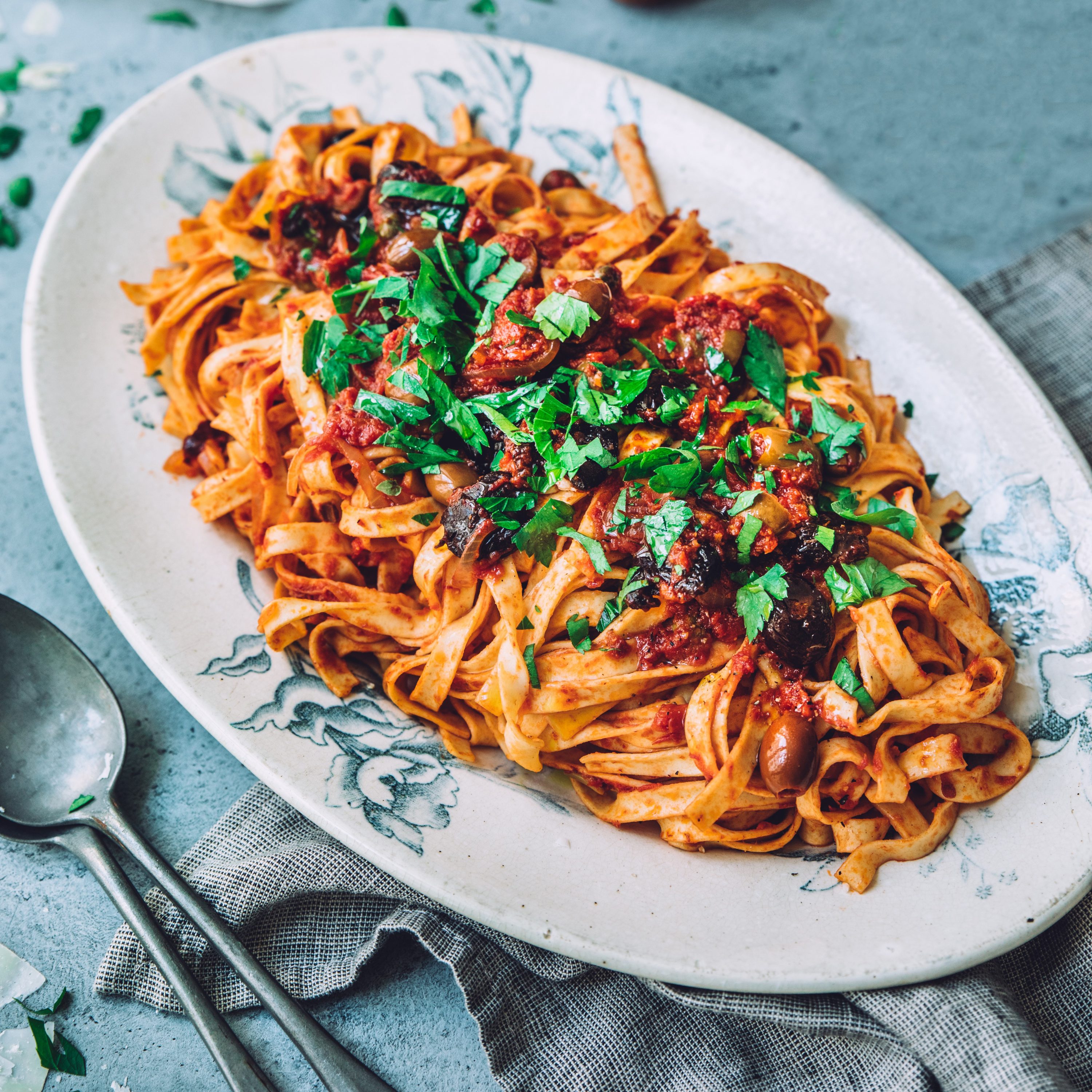 Pasta alla puttanesca med tomatsauce