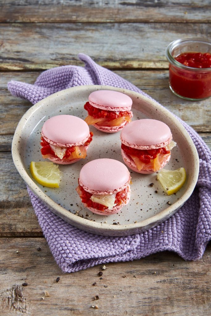 MACARONS MED RØGET LAKS OG FINTHAKKEDE TOMATER MACARONS MED RØGET LAKS OG FINTHAKKEDE TOMATER