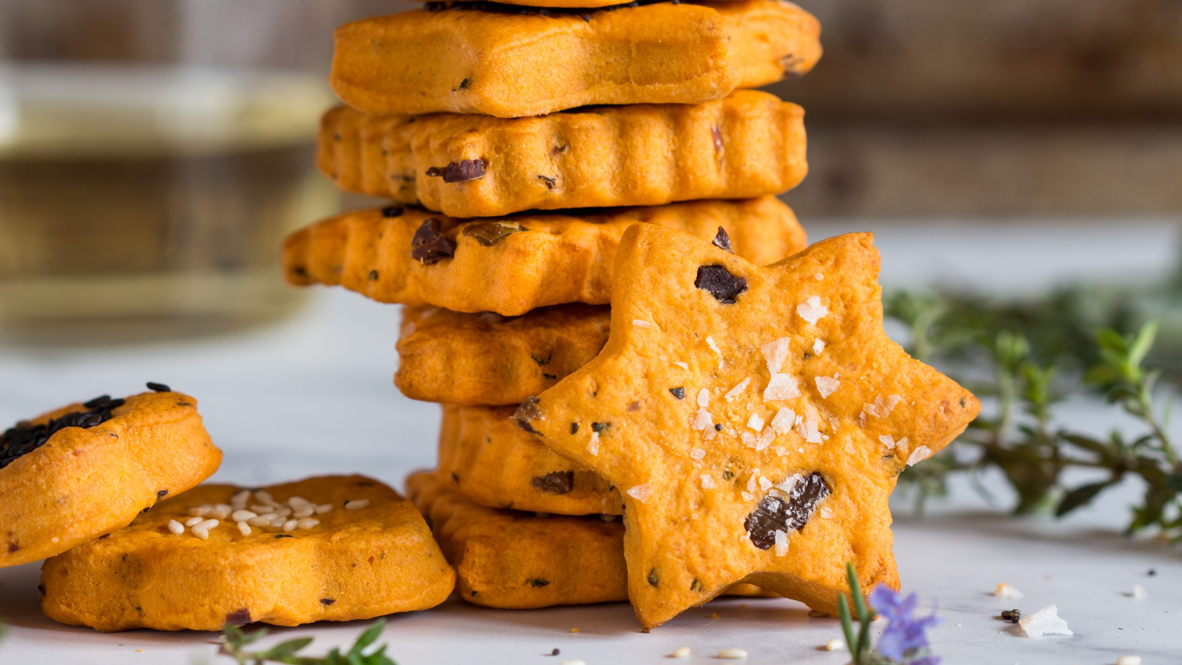 Salte krydderkiks med tomatpuré og oliven