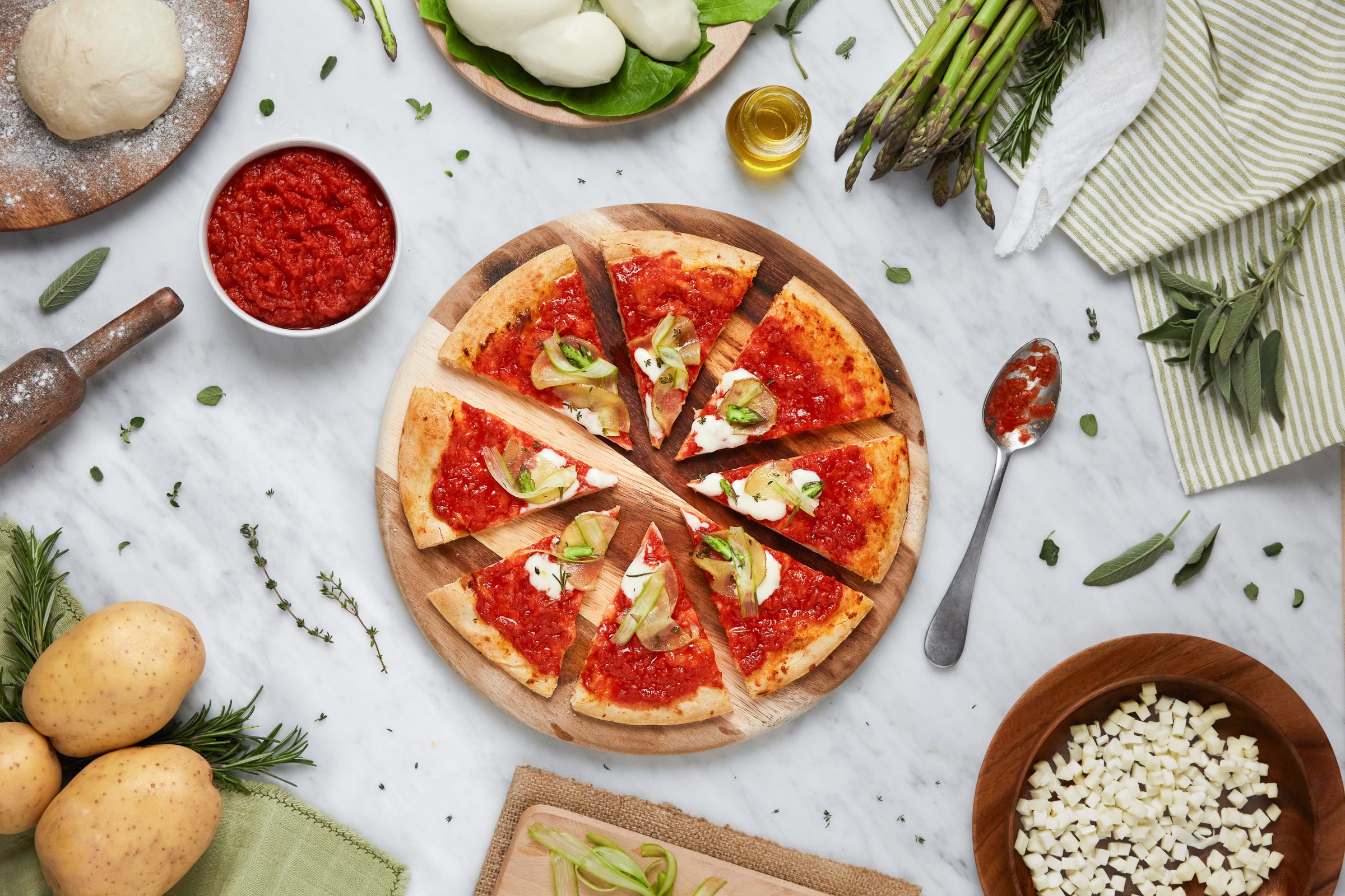 Grøntsagspizza med finthakkede tomater