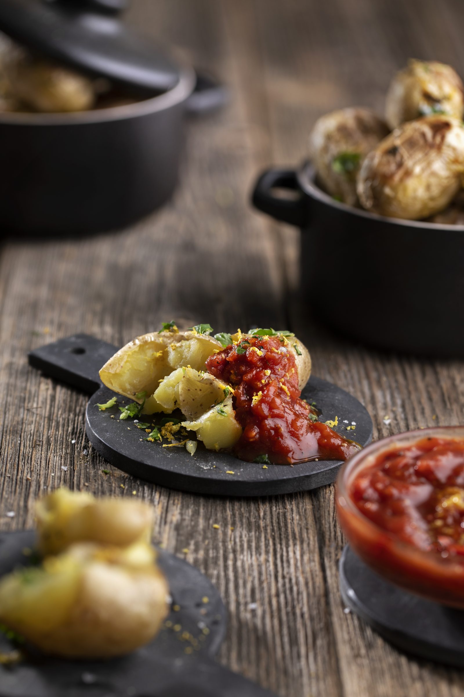 Grillede sommerkartofler med tomatdip