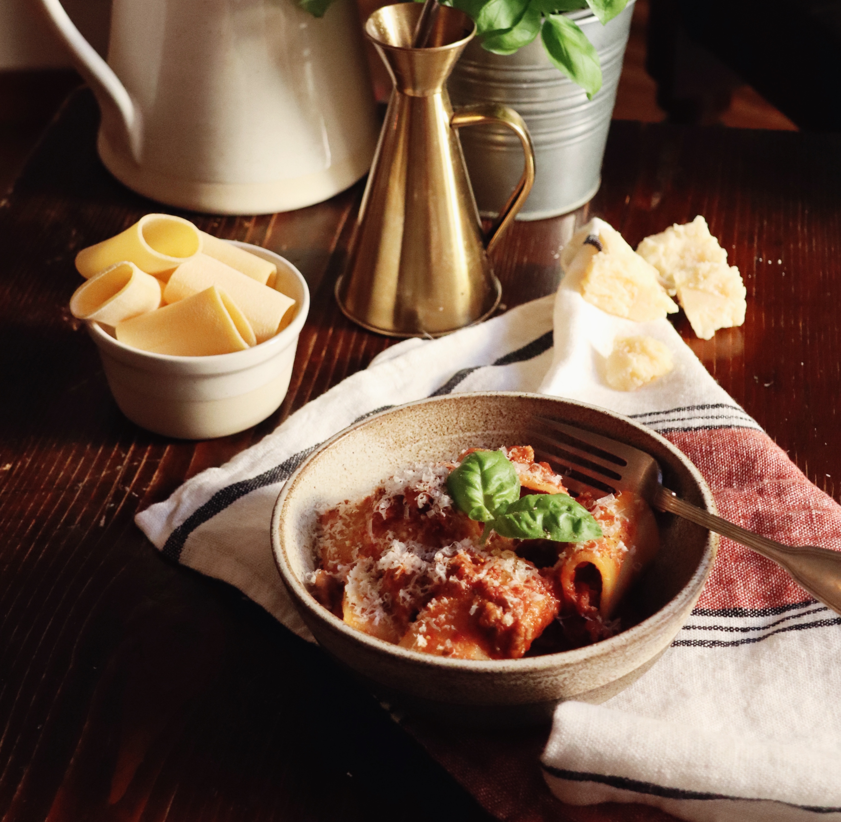 Paccheri med italiensk polse i tomat – og basilikumsovs