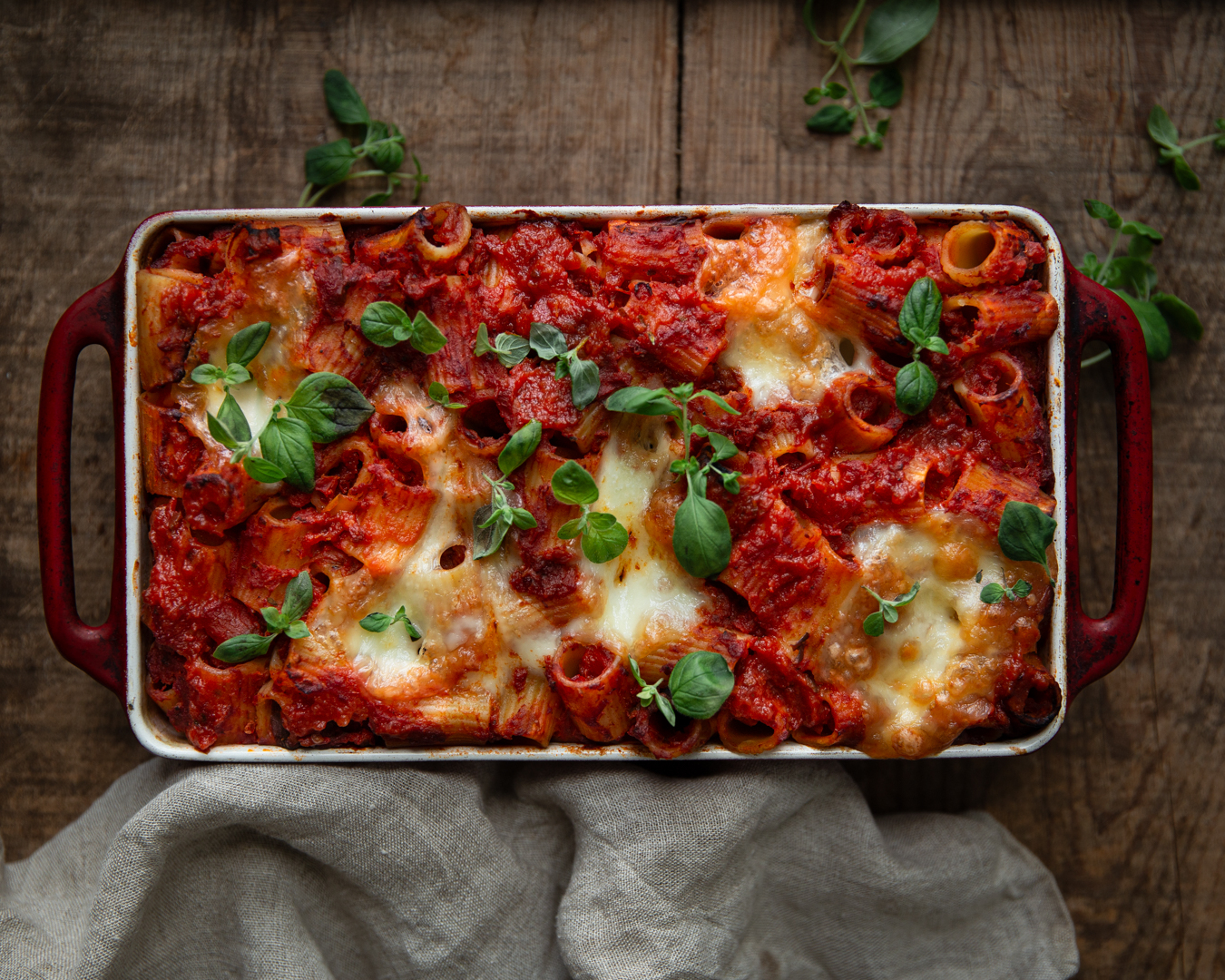 Ovnbagt pasta med tomatsovs