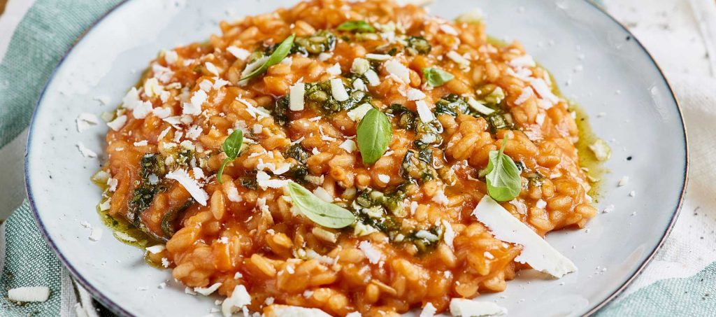 Tomatrisotto med pesto og ricottaost Tomatrisotto med pesto og ricottaost