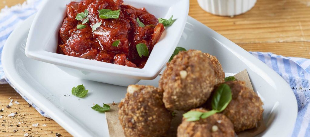 Kjøttboller med provola i tomatsaus Kjøttboller med provola i tomatsaus