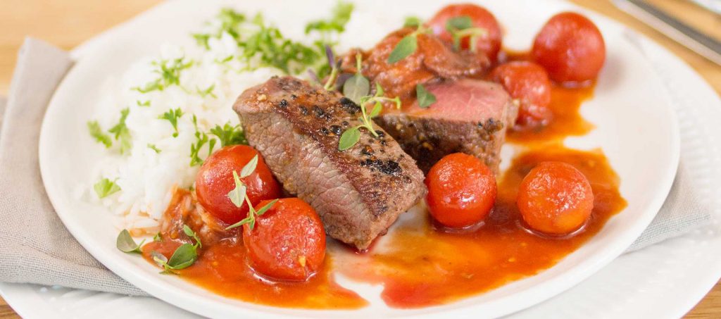 Pannestekt lam med cherrytomater Pannestekt lam med cherrytomater