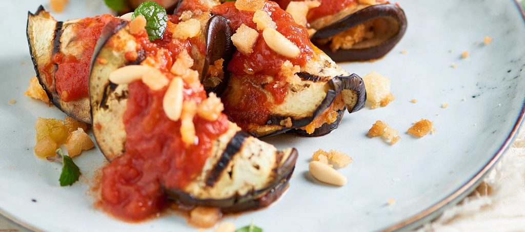 Fylte aubergine med tomat, kapers og oliven Fylte aubergine med tomat, kapers og oliven