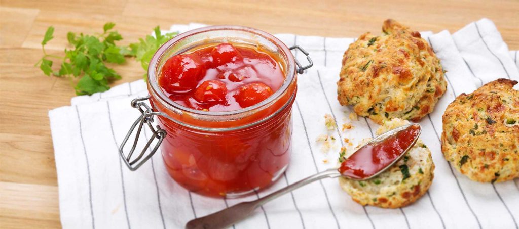 Syltetøy av cherrytomater med urtescones Syltetøy av cherrytomater med urtescones