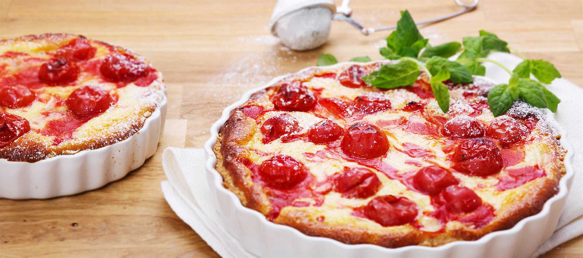 Jordbær og rabarbra-pai med cherrytomater