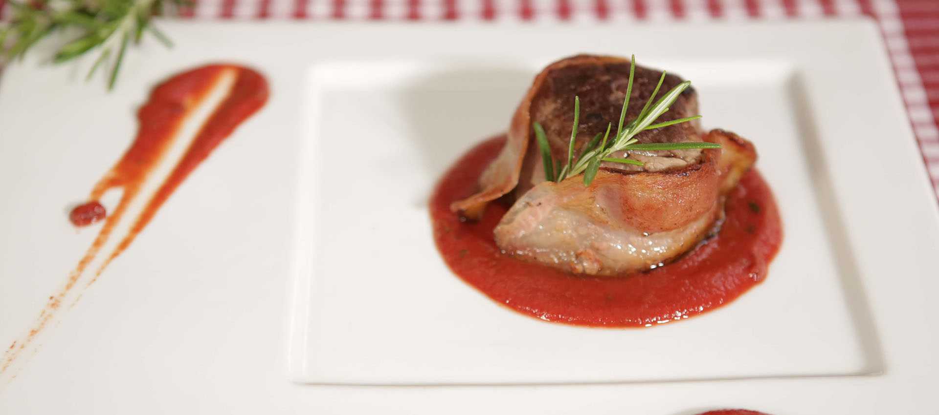 Baconsurret indrefilet med tomatpuré