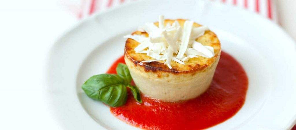 Basilikumduftende zucchiniflarn med tomatcoulis Basilikumduftende zucchiniflarn med tomatcoulis