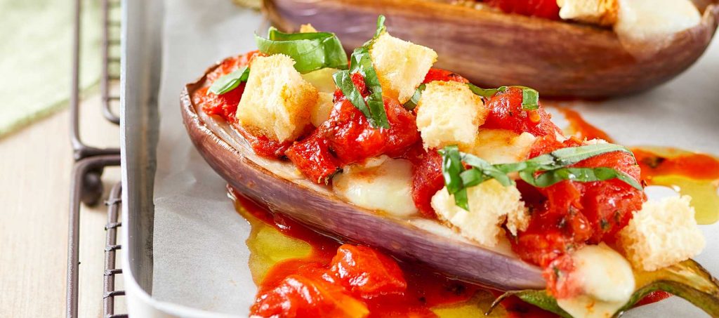 Auberginebåter med tomat og sprøtt brød Auberginebåter med tomat og sprøtt brød