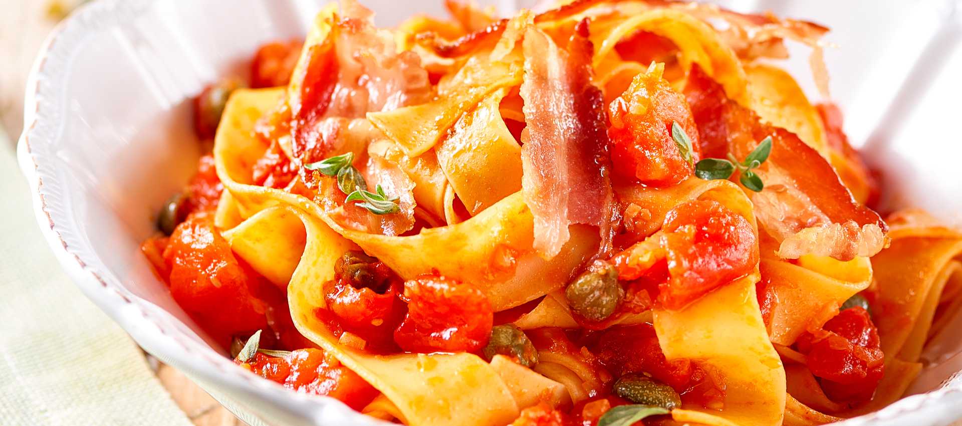 Pasta med bacon, tomat og kapers
