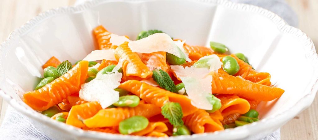 Røde garganelli med ragu av hestebønner, pecorino og mynte Røde garganelli med ragu av hestebønner, pecorino og mynte