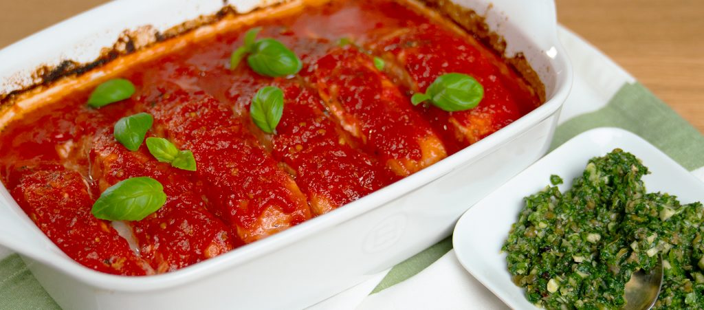 Ovnsbakt laks med tomat og salsa verde Ovnsbakt laks med tomat og salsa verde