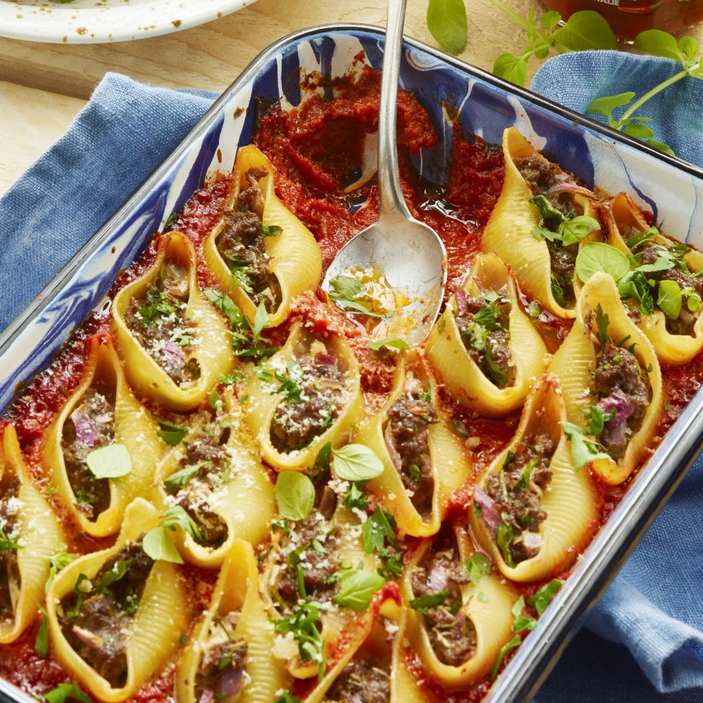 Fylte pastaskjell med kjøttdeig og tomatsaus med chilipepper Fylte pastaskjell med kjøttdeig og tomatsaus med chilipepper