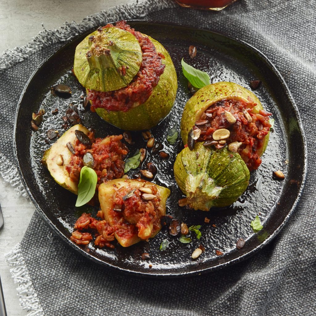 Fylt rund squash med tomatsaus med chilipepper, villris og ristede frø Fylt rund squash med tomatsaus med chilipepper, villris og ristede frø