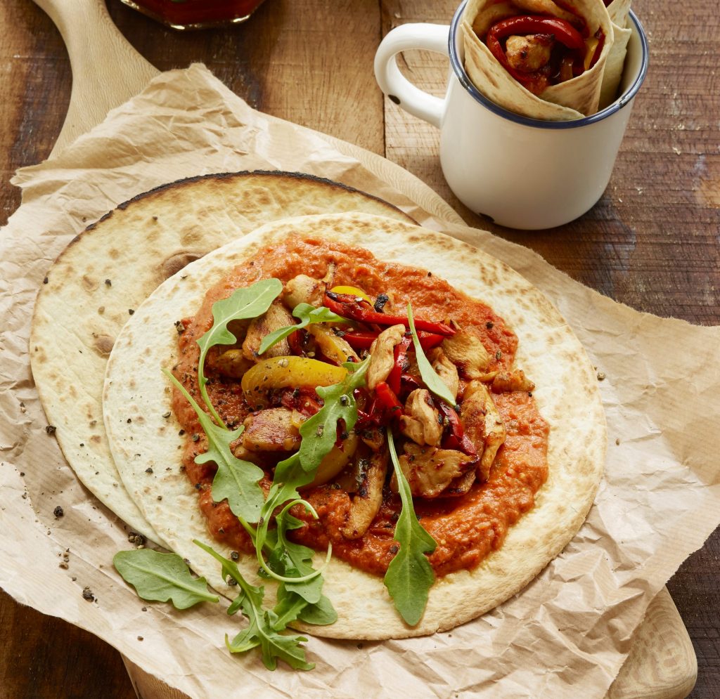 Kyllingfajitas med tomatsaus med basilikum, crème fraîche, rucola og sprø paprika Kyllingfajitas med tomatsaus med basilikum, crème fraîche, rucola og sprø paprika