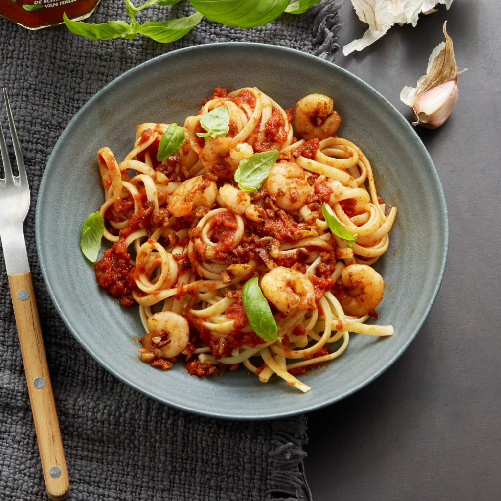 Linguine, tomatsaus med basilikum, reker, fersk basilikum og chilipepper av typen Piment d’Espelette Linguine, tomatsaus med basilikum, reker, fersk basilikum og chilipepper av typen Piment d’Espelette