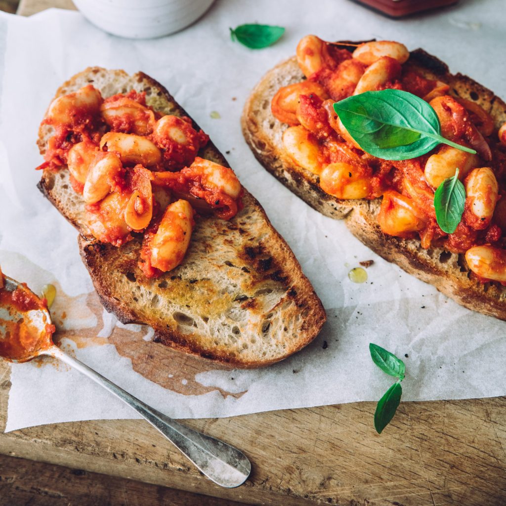 Toast med hvite bønner i tomatsaus Toast med hvite bønner i tomatsaus