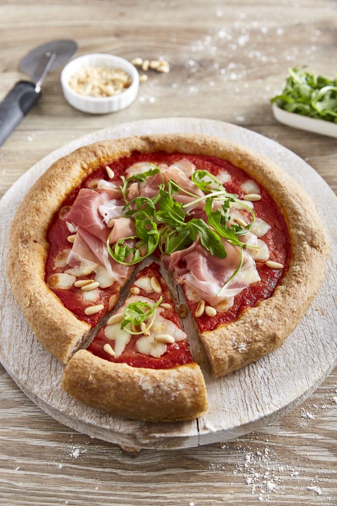 Halvgrov pizzabunn med parma og ruccola