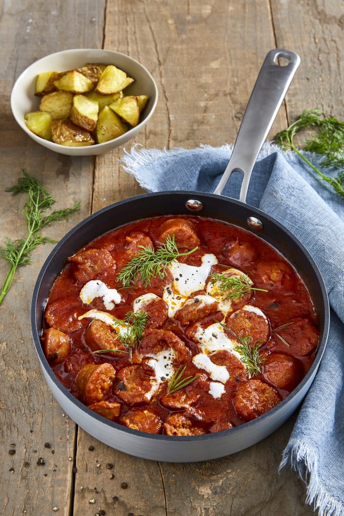 Pølsegryte med poteter, dill og rømme Pølsegryte med poteter, dill og rømme