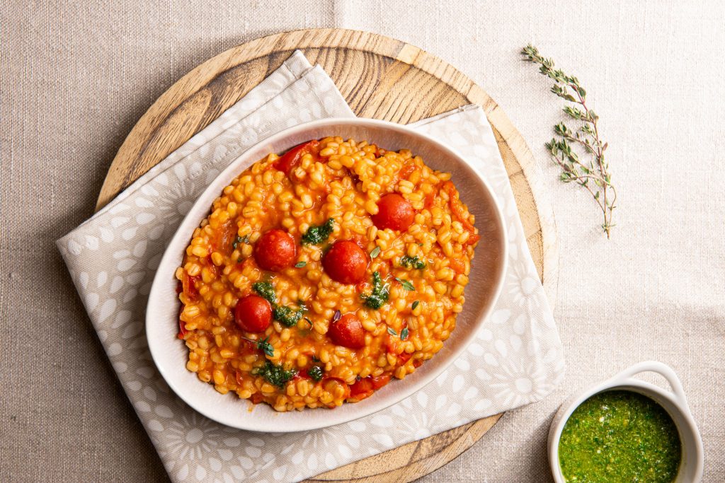 Orzotto med cherrytomater og pesto av basilikum, timian og ristede pinjekjerner Orzotto med cherrytomater og pesto av basilikum, timian og ristede pinjekjerner