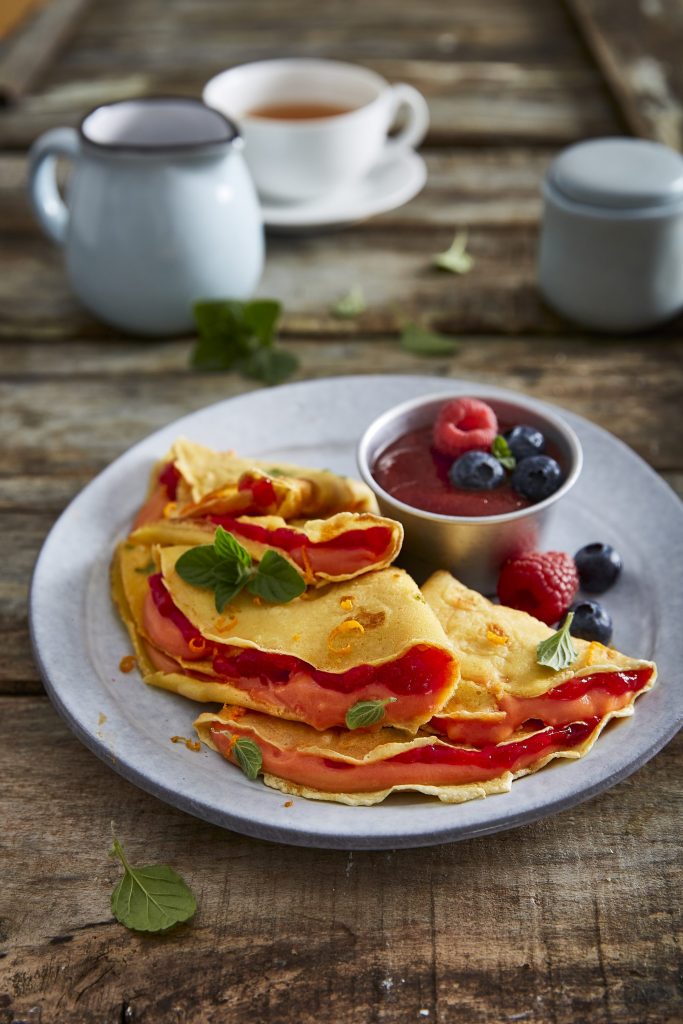 CRÊPES MED RØD VANILJEKREM OG SØT PASSATA CRÊPES MED RØD VANILJEKREM OG SØT PASSATA
