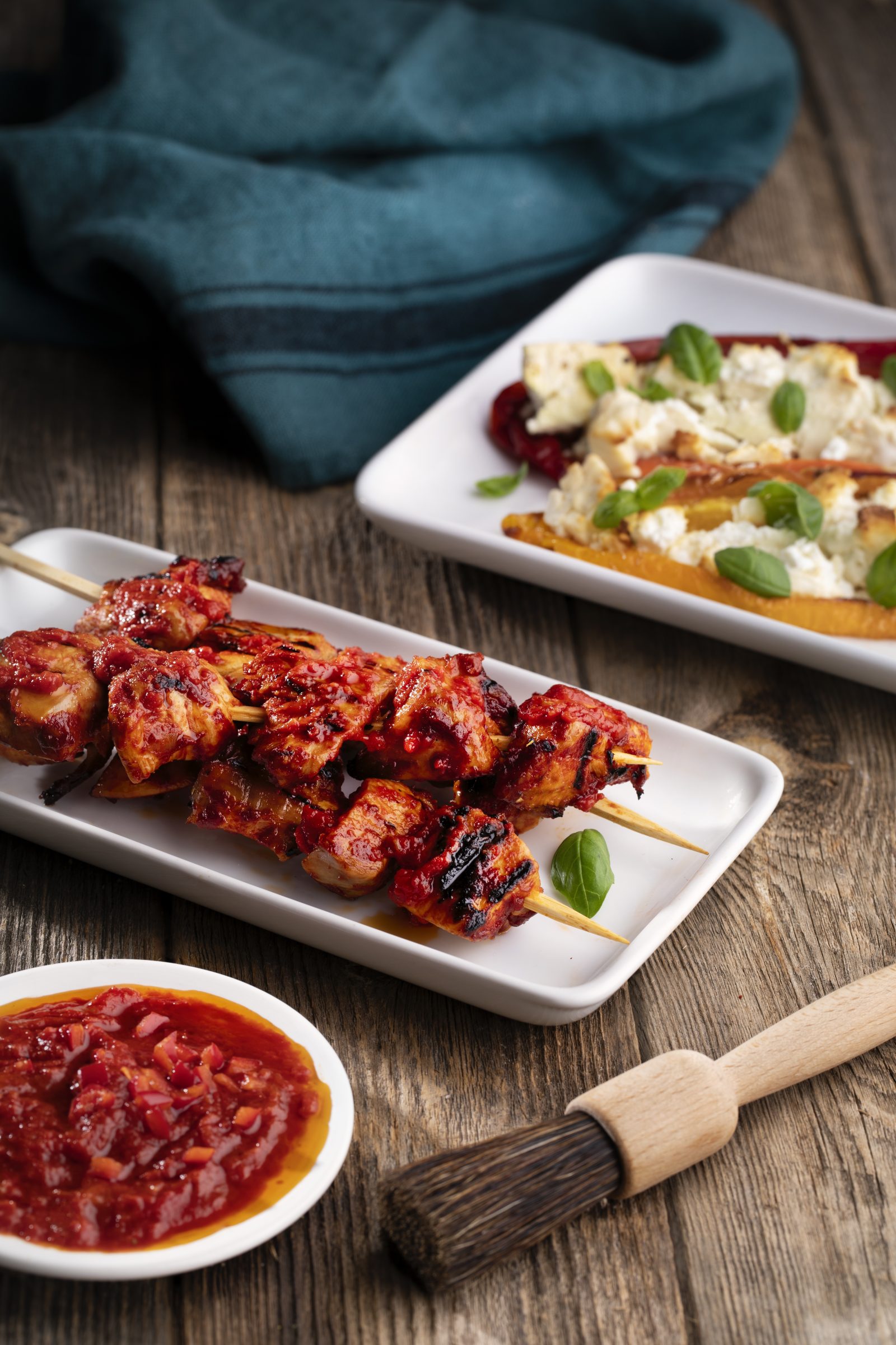 Grillede kyllingspyd og gronnsaker