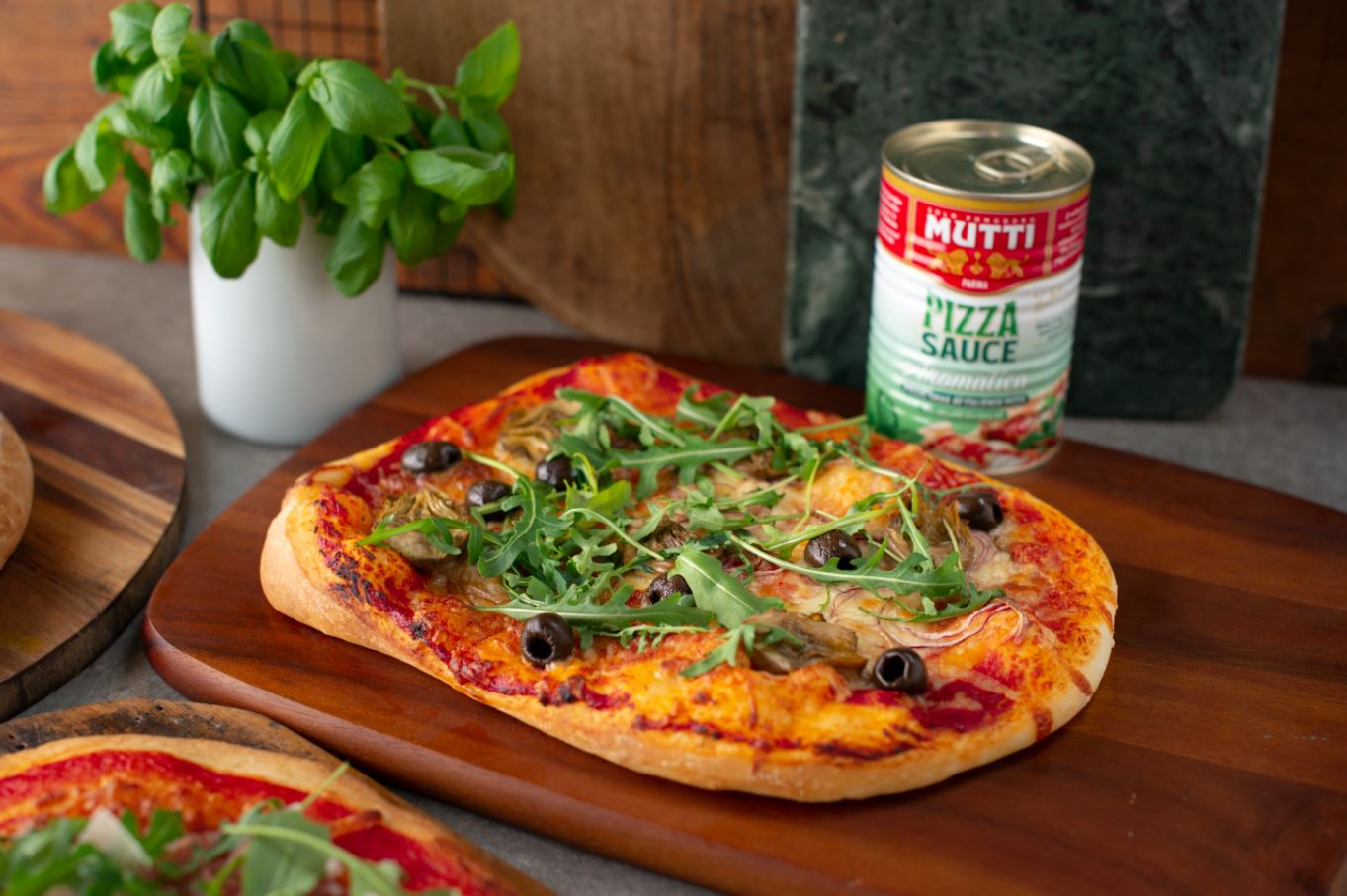 Pizza med oliven, artisjokk og løk