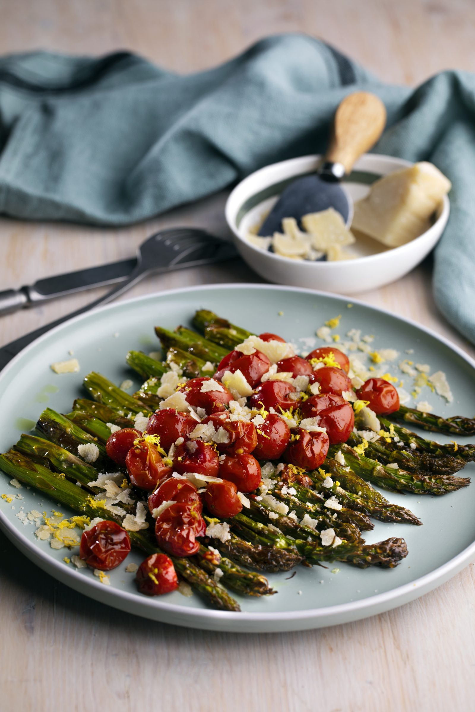 Parmesansasparges og ovnsbakte cherrytomater